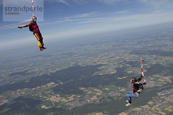 Zwei Fallschirmspringer in der Luft