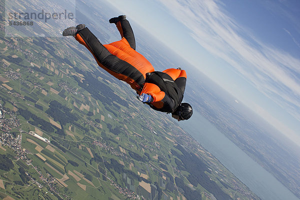 Fallschirmspringer mit Wingsuit in der Luft