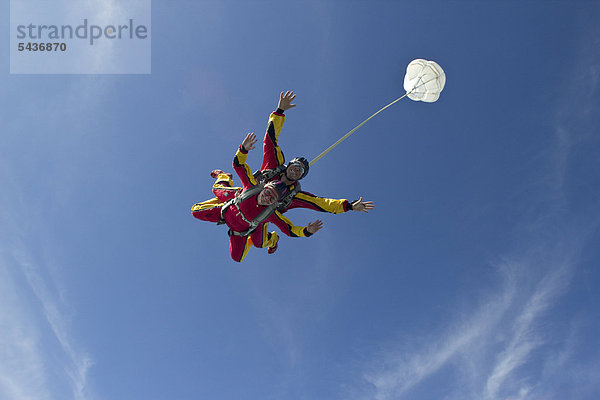 Zwei Fallschirmspringer beim Tandemabsprung