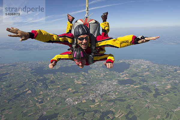 Zwei Fallschirmspringer beim Tandemabsprung