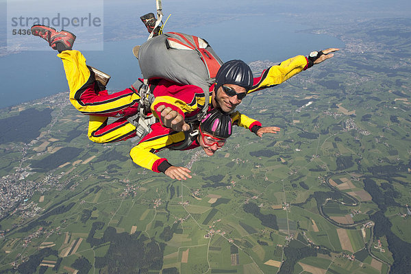 Zwei Fallschirmspringer beim Tandemabsprung