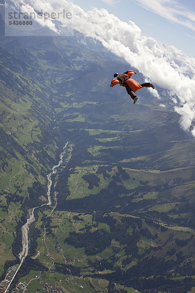 Fallschirmspringer in der Luft