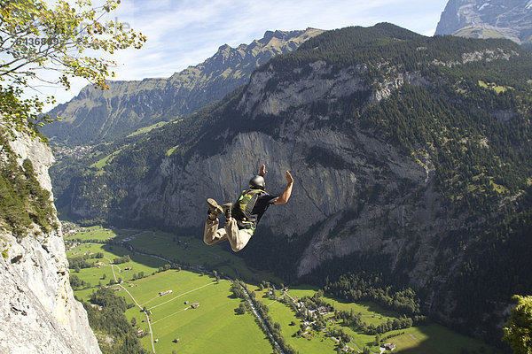 Basejumper in der Luft