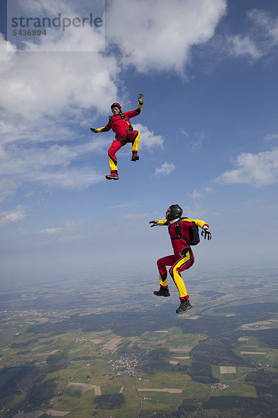 Zwei Fallschirmspringer in der Luft