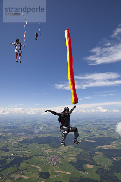 Fallschirmspringer mit Bändern in der Luft