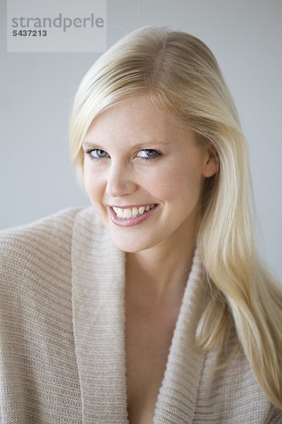 Lächelnde blonde Frau  Portrait