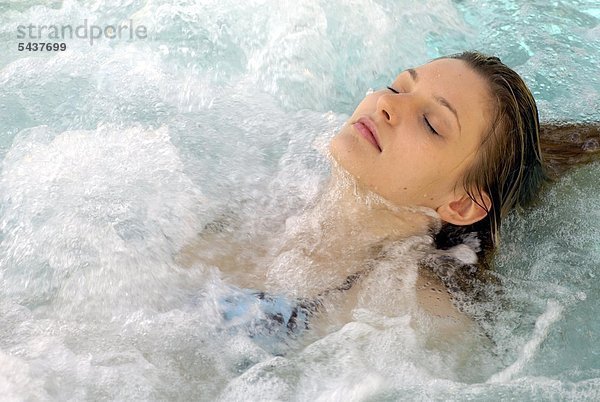 Whirlpool Frau Entspannung jung Strudel Wasserwirbel Wirbel