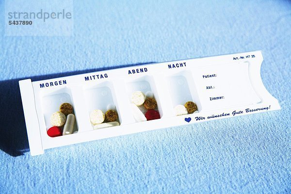 Tabletten und Pillen in Schachtel - Dose - Behälter - für einen Tag portioniert