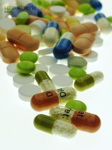 Verschiedene Pillen / Kapseln auf weißem Hintergrund .