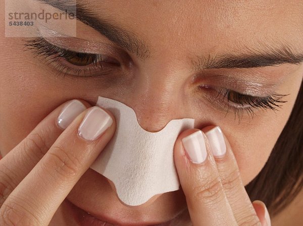 Frau  20-25 Jahre alt mit Hautreinigungspflaster auf der Nase