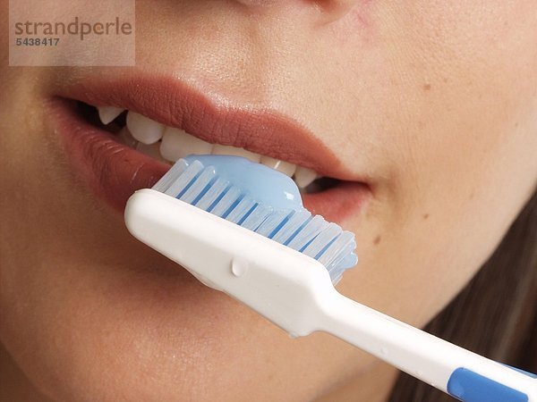 Frau  20-25 Jahre alt putzt sich die Zähne mund