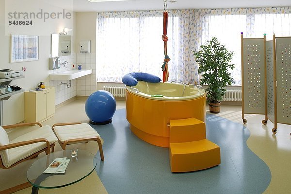 Neu eingerichteter Kreissaal mit Geburtswanne in der Heliosklinik Hönfeld.