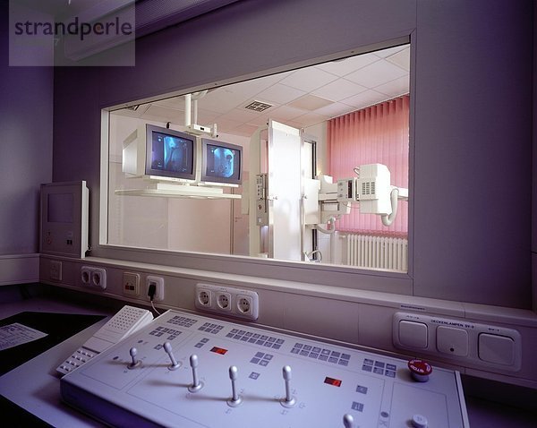 Modernste Technik in einem Röntgenraum in der Heliosklinik in Leipzig/Zwenkau.