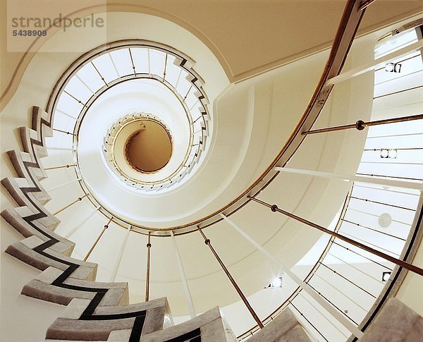 Eine Treppe verläuft aufwärts gedreht.