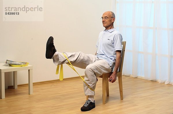 sitzend Senior Senioren Mann Stuhl Training Menschlicher Muskel Menschliche Muskeln alt