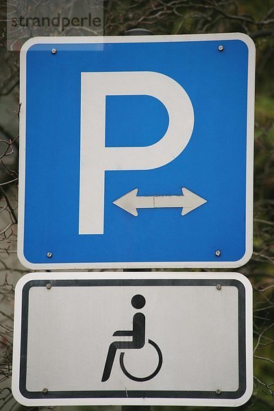 Schild - Parkplatz - Rollstuhlfahrer - Behinderung - Gehbehindert