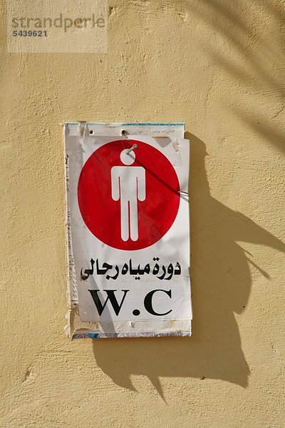 Schild für Toilette mit W C Aufschrift und arabischer Übersetzung -