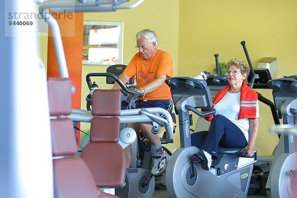 Senioren trainieren im Fitnessstudio