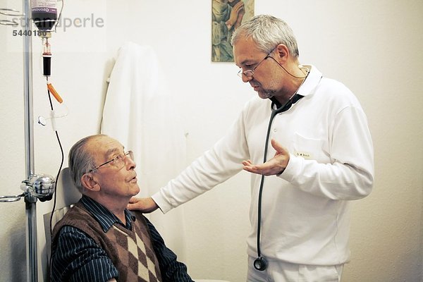 Arzt erklärt älterem Patienten die Ozontherapie - Die Ozontherapie wird in der Geriatrie mit Eigenblut zur Behandlung von Durchblutungsstörungen sowie bei virusbedingten Erkrankungen angewandt