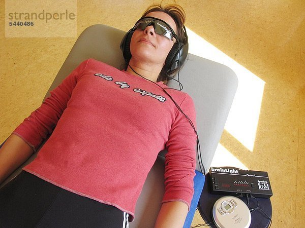 liegend liegen liegt liegendes liegender liegende daliegen Frau Dunkelheit Kopfhörer Massage Intelligenz Medizinische Therapie Therapien Tisch