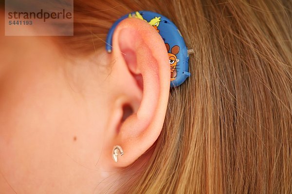 Nah Detail - Ohr von kleinem Mädchen mit Hörgerät speziel für Kinder - Hörgeräte