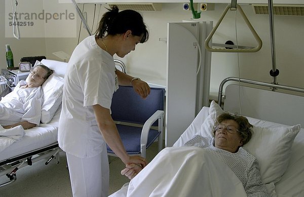 Tagesablauf - Pflegepersonal in der Pflegestation Pulsfühlen des Patienten