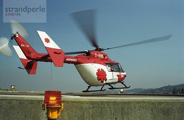 Helikopter der Rettungsflugwacht beim Landeanflug auf Krankenhausdach