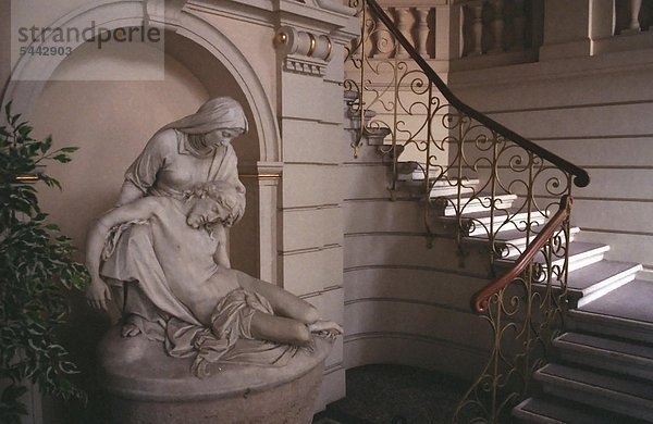 Pieta - Statue Maria und Jesus im Krankenhaus
