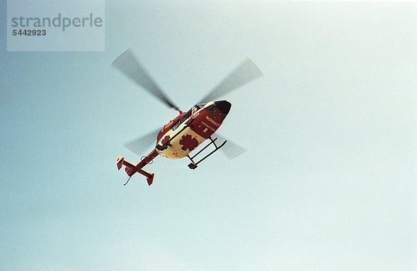 Helikopter der Rettungsflugwacht beim Landeanflug