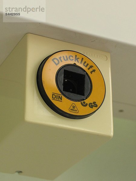 Krankenhaus - eine Anschlussbuchse für Druckluft innerhalb eines Krankenzimmers