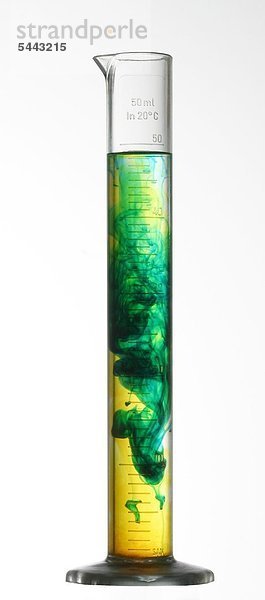 Reagenzglas mit grüner und gelber Flüssigkeit