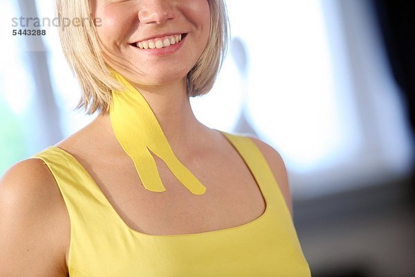 MEDI-TAPING : Scalenus-Tape im Hals-Brustbereich einer Frau