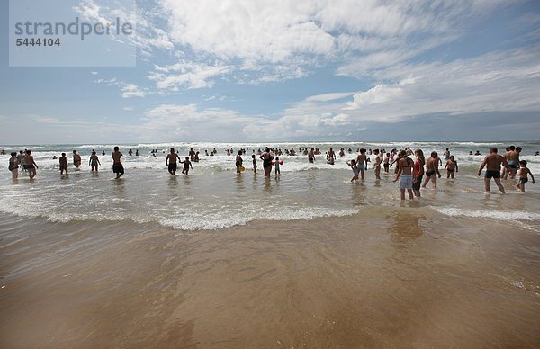 Menschen im Wasser am Strand