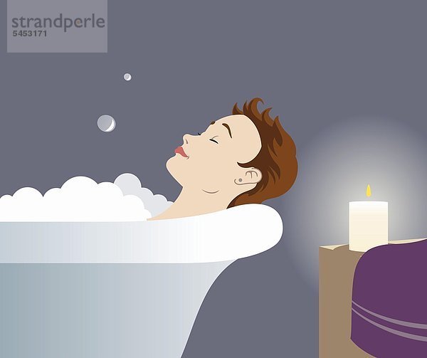 Junge Frau liegt entspannt in der Badewanne bei Kerzenlicht - mund