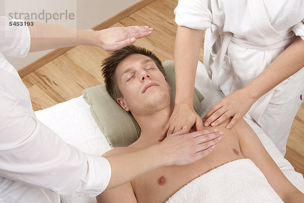 Junger Mann entspannt bei einer Massage