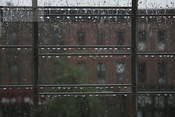 Blick aus dem Fenster an einem düsteren Regentag