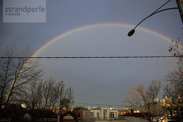 Ein doppelter Regenbogen über einer Stadt