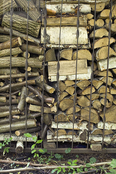 Eine Fülle von gehacktem Brennholz