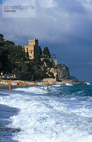 Blick auf einen Strand und ein Schloss im Hintergrund  Ligurien  Italien