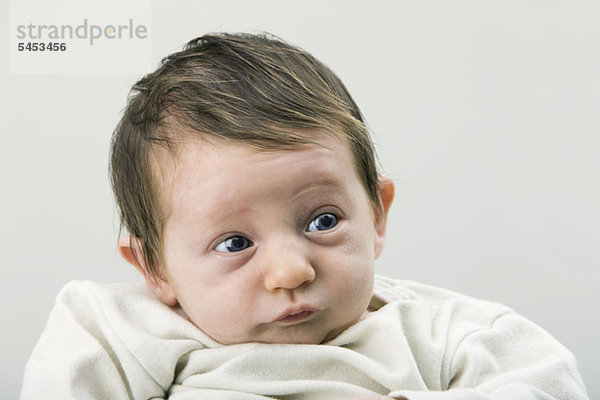 Ein neugeborenes Baby  das kontemplativ aussieht.
