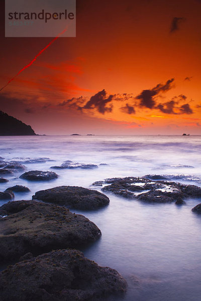 Blick auf das Meer bei Sonnenuntergang