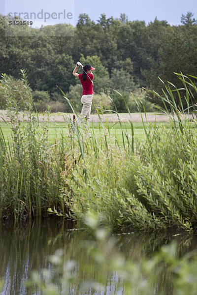 Eine Golfspielerin beim Abschlag