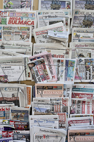 Regale deutscher und internationaler Zeitungen