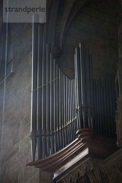 Die Pfeifen einer Pfeifenorgel in einer Kirche