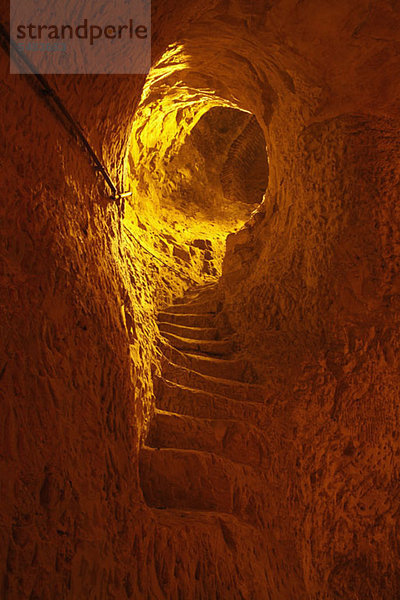 Steintreppe in der Weinkaverne