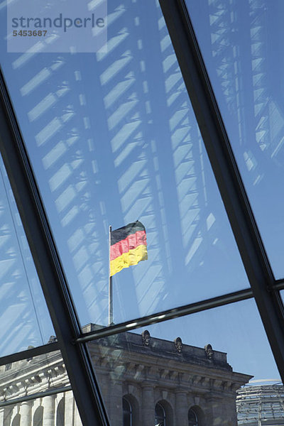 Reichstag durch Fenster im Jakob-Kaiser-Haus gesehen