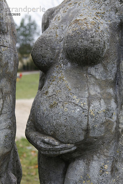 Statue einer schwangeren Frau in Templin  Brandenburg