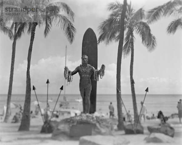 Herzog Kahanamoku Statue  Waikiki Beach  Hawaii  USA