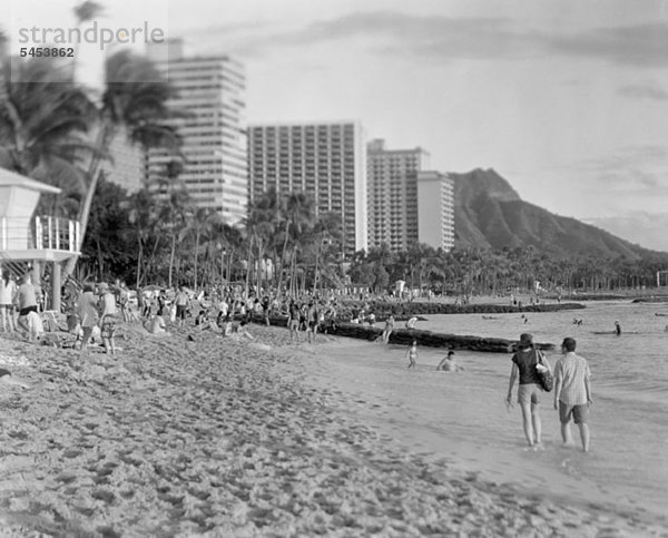Menschen am Waikiki Beach  Oahu  Hawaii