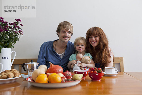 Eine junge Familie beim Frühstücken